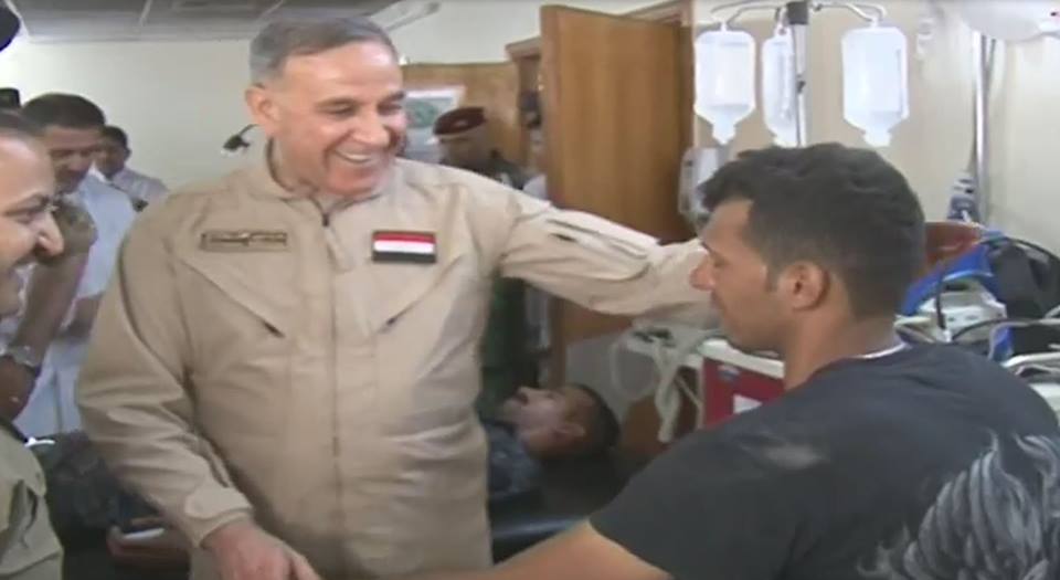 وزير الدفاع يتفقد جرحى التعرض الإرهابي في منطقتي الخالدية وحصيبة(مصور)