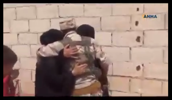 مقاتل عراقي ينقذ عائلته المحتجزه لدى داعش خلال معارك تحرير القيارة (فيديو)