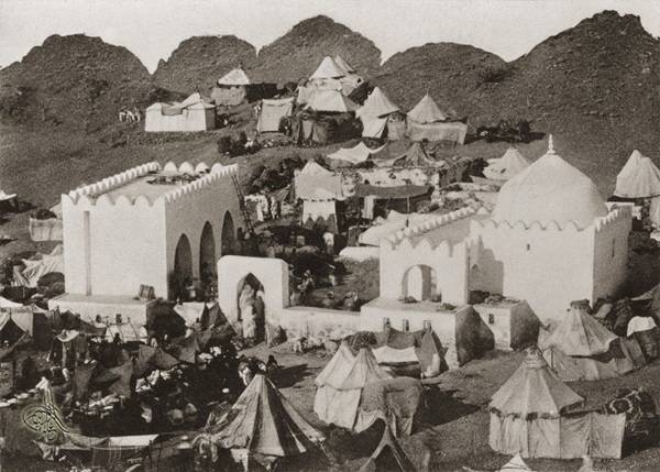 صورة ارشيفية نادرة لحجاج بيت الله الحرام وهم يزورون قبور البقيع  التقطها مصور عراقي عام 1885