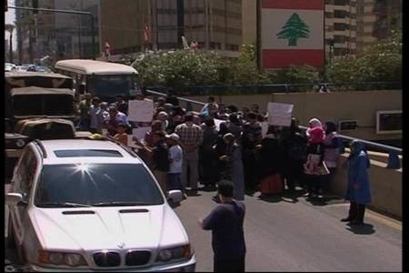 أهالي المختطفين بسوريا يعتصمون أمام سفارة قطر ببيروت