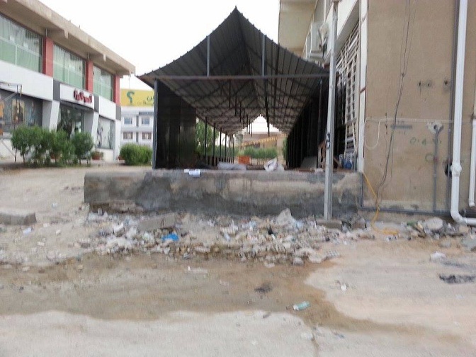 منطقة في كربلاء تشكو من وجود كوفي شوب على الرصيف وتدعو الجهات المعنية لفتح الشارع وربطه بالخدمي