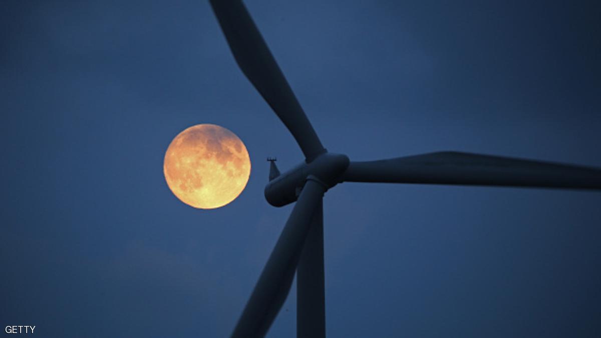 إنجاز غير مسبوق.. دولة تنتج كهرباء يوم كامل من "الرياح"