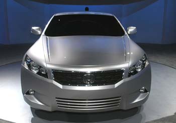 استرالي يقطع 3200 كيلومتر بسيارة جديدة في اختبار قيادة