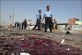 حرق جثة انتحاري من قبل مواطنين غاضبين شمال بغداد