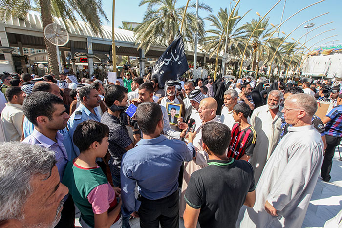 شاهد بالصور :عوائل ضحايا سبايكر وسط منطقة بين الحرمين في كربلاء يطالبون معرفة مصير ابنائهم