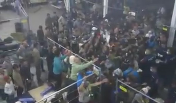 بالفيديو:هكذا يوزع الطعام على المهاجرين في مخيم Röszke للاجئين في هنغاريا