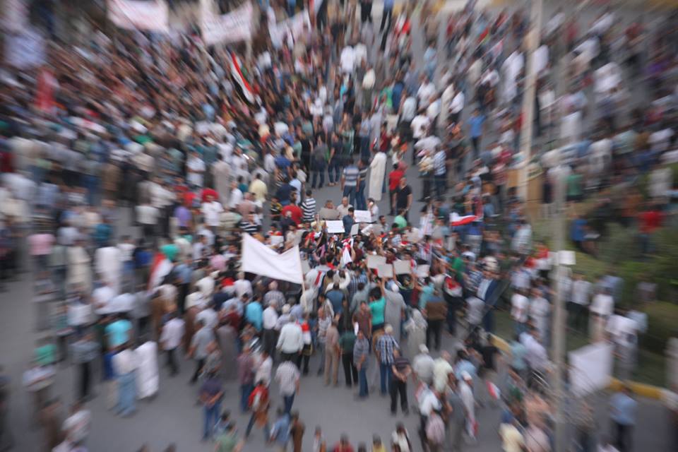 بالصور :كربلاء تتظاهر ضد الفساد وتطالب بالاسراع بتحقيق الاصلاحات بالدولة العراقية