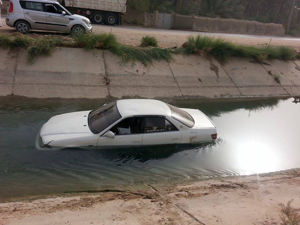 بسبب السرعة في القيادة سقوط سيارة في احد الانهر بكربلاء +صور