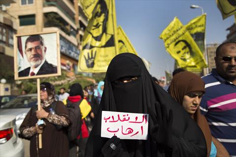 مصر : تفجيرات في سيناء واشتباكات في مدن