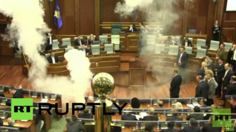 بالفيديو: عضو في برلمان إقليم كوسوفو يلقي قنبلة غاز مسيل للدموع داخل القاعة