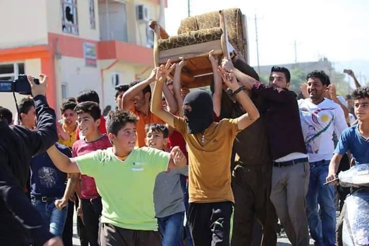 بالصور :هجوم متظاهرين على مقار حزب مسعود البرزاني في كوران التابعة لقضاء كلار بالسليمانية