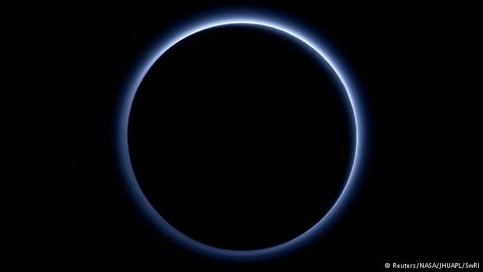 سماء زرقاء ومياه مجمدة على سطح كوكب بلوتو