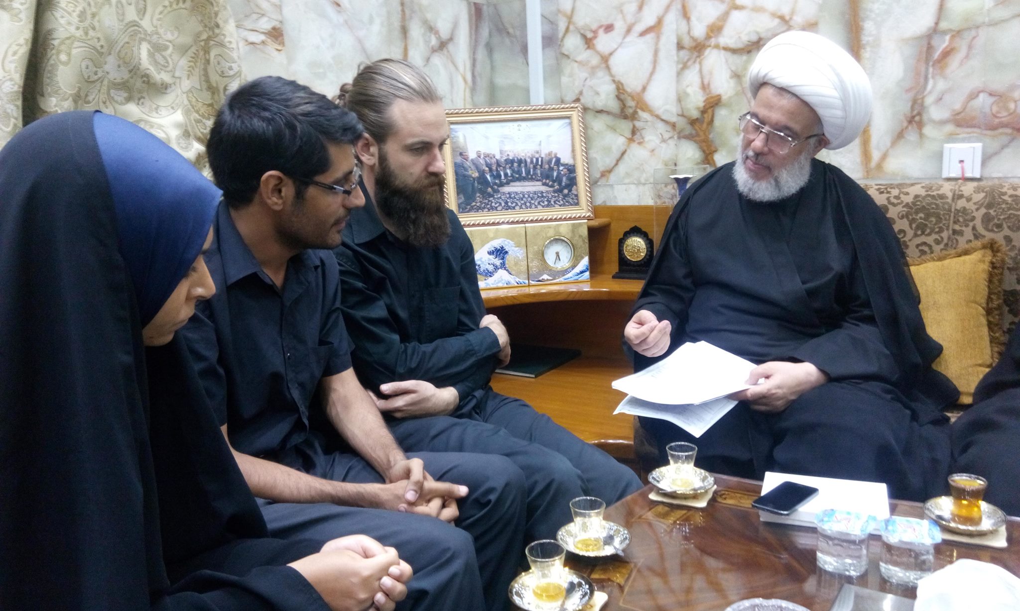 الشيخ عبد المهدي الكربلائي يلتقي مستبصرين من المانيا والمغرب: داعش لا يقتل الشيعة فقط