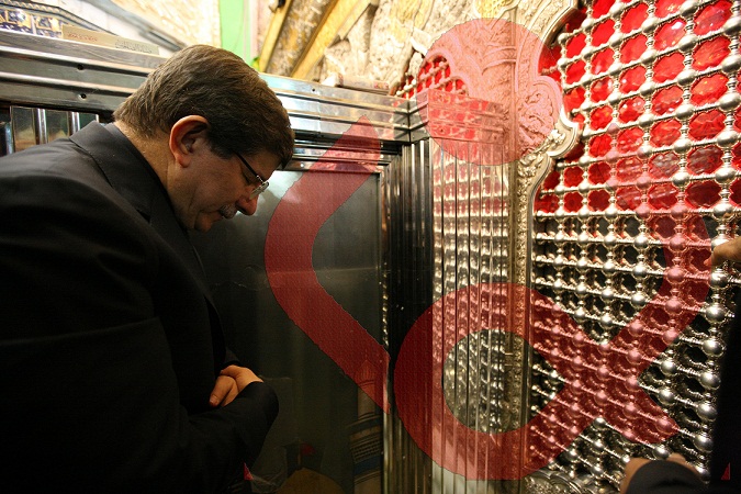 بالصور: وزير الخارجية التركي يؤدي مراسيم زيارة الامام الحسين ويصلي قرب الضريح الشريف