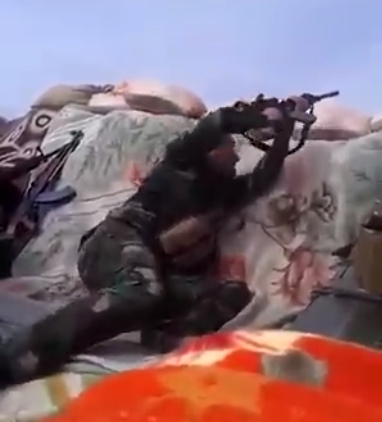 بالفيديو: شاهد كيف يقاتل لاعب المنتخب الوطني السابق باسم عباس عصابات داعش