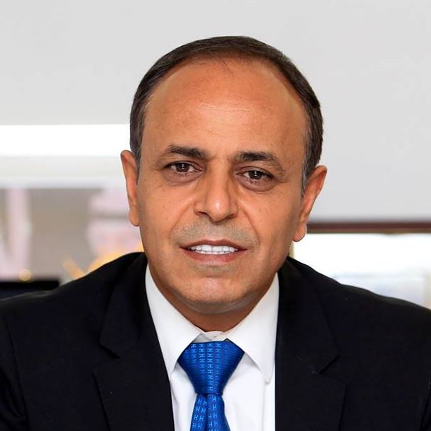 كاتب اردني :مات عبد الرزاق عبد الواحد ولم يعرف الحصَّةَ التموينيةَ في سنواتِ الحصار