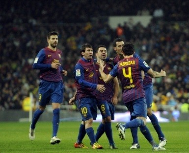 برشلونة يهزم ريال مدريد في عقر داره ويتصدر الدور الاسباني