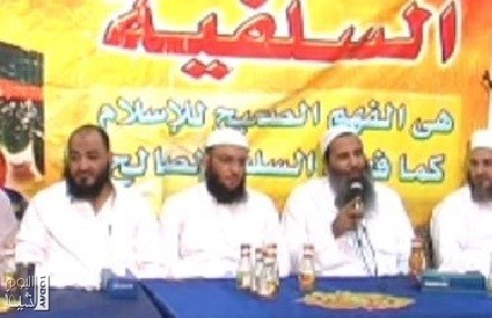 سلفيو مصر يشتبكون مع المعزين بذكرى عاشوراء ويمزقون الرايات السود