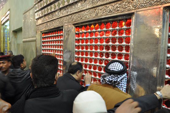 السفير المصري ببغداد يزور مرقد الامام الحسين ويشارك منتسبي العتبة بقراءة نشيد الولاء(مصور)