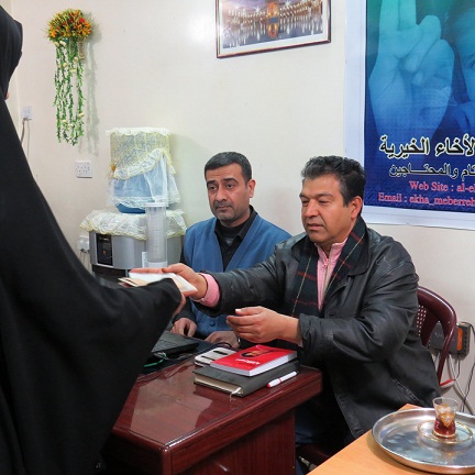 شاعر عراقي مغترب  يساهم موظفي مؤسسة الاخاء الخيرية في كربلاء بتوزيع اموال على الايتام (مصور)