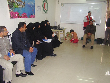 الهلال الاحمر يقيم دورة بالاسعافات الاولية لموظفي الكهرباء في كربلاء