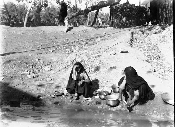 صورة ارشيفية لعراقيات يغسلن اواني الطبخ بماء النهر عام 1944