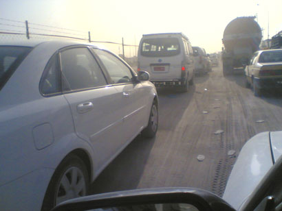 سائقو المركبات واصحاب محال في كربلاء يطالبون باكساء الطرق البديلة قرب مشروع مجسر الامام علي (تقرير مصور)