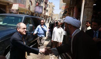 موقع نون يكشف عن تفاصيل الاستهداف الذي تعرض له موكب الممثل الخاص للامم المتحدة في النجف الاشرف