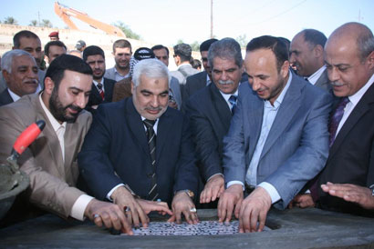 محافظ كربلاء المقدسة يضع حجر الاساس لتبطين نهر الحسينية القنطرة البيضاء