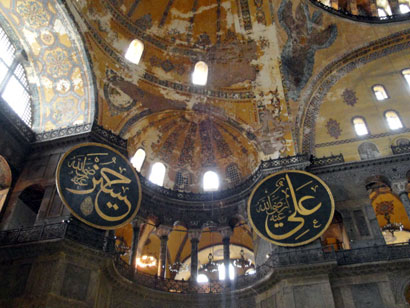 متحف اثري في تركيا يجمع بين المسيحية والاسلام يعلوه قبة مقومة بتراب كربلاء