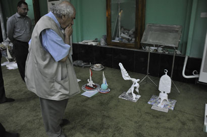 التشكيلي الرائد محمد غني حكمت يزور مرقد الامام الحسين ويطلع على النماذج المقدمة لمسابقة نصب ضحايا الارهاب في كربلاء