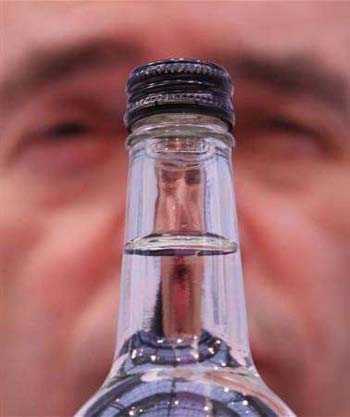 الحكومة البريطانية تمنع استخدام زجاجات المياه في اجتماعاتها