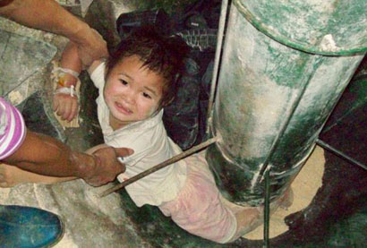 انقاذ طفلة بعد سقوطها بخلاط مصنع تقرير مصور