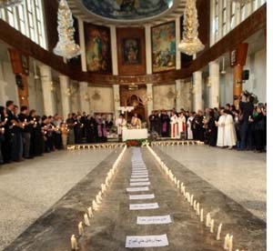 العراقيون المسيحيون يشعلون شموعا في كنيسة سيدة النجاة إكراما لأرواح شهدائها