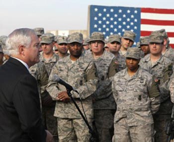 غيتس يلمح لإمكانية بقاء القوات الأميركية في العراق لفترة أطول