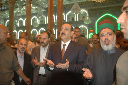 وزير الداخلية جواد البولاني يزور مرقد الامام الحسين في كربلاء