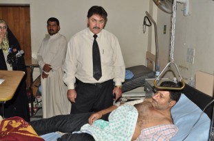 وفد من الاتحاد الكردستاني  يتفقد جرحى تفجير كربلاء