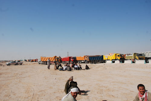 700 سائق سيارة حمل  يعلنون اضرابا عن العمل في كربلاء بسبب جباية مالية تاخذها الحكومة المحلية منهم (مصور)