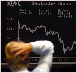 الدولار يتراجع متجها نحو ادنى مستوى له امام الين منذ ثماني سنوات