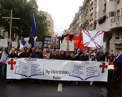 تظاهرة بباريس تندد باستهداف مسيحيي العراق وقس فرنسي يطالب بعدم الخلط بين الإسلام وأفعال الارهابيين