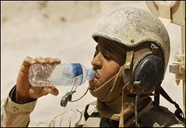 الاشتباه بتسليم متعهد مياها ملوثة للجيش الاميرکي في العراق