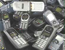 زوجة غاضبة تحرق 400 هاتف موبايل لزوجها