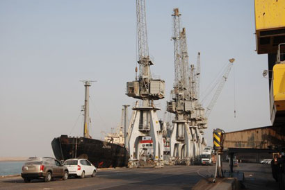 وصول باخرة امريكية "عملاقة" محملة بالمعدات الثقيلة الى ميناء ام قصر التجاري بالبصرة