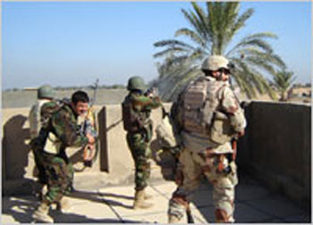 الجيش في نينوى يستولي على كدس للعتاد داخل منزل في حي عدن مع سيارات ذات مخابئ