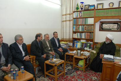 السفير الايراني يزور مرقد الامام الحسين ويلتقي بالشيخ الكربلائي