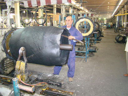 الصناعات المطاطية تبرم عقدا مع شركة مكنل الامريكية لشراء  مكابس الاطارات بقيمة ( 20 ) مليار