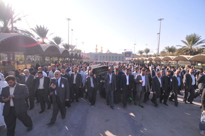 وفاة زائرة ايرانية داخل مرقد الامام الحسين اثناء تاديتها الزيارة ومنتسبو العتبتين يشيعوها الى مثواها الاخير بكربلاء