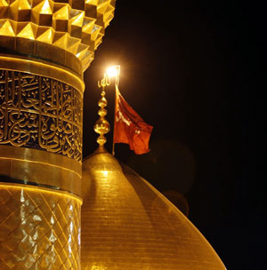 مراسيم استبدال رايتي قبتي الإمامين الحسين والعباس الحمراء بالسوداء  إيذانا ببدء شهر محرم الحرام مساء الثلاثاء