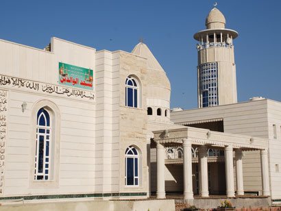 وزير البلديات يفتتح مسجد الوالدين وسط احد المتنزهات في كربلاء