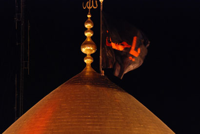 مراسيم استبدال رايتي قبتي الإمامين الحسين والعباس (عليهما السلام ) وسط احتفال رسمي وشعبي(مصور)